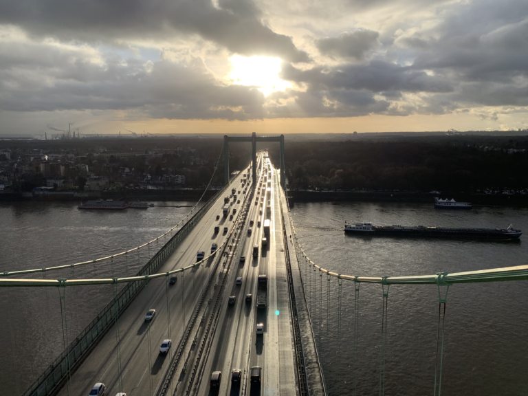 Rodenkirchener Brücke bei Sonnenuntergang - Blick nach Rodenkirchen